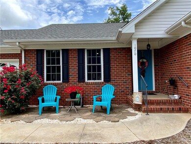 1070 E Chamberlin Dr, Asheboro, NC 27205 - photo 2