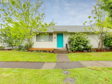 1014 E 5th St, Newberg, OR 97132 - photo 4