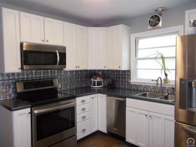 2916 SW 20th St, Topeka, KS 66604 - photo 2