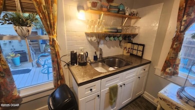 415 W Maple St, Columbus, KS 66725 - photo 6