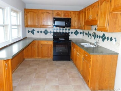 4415 Hoffman Dr, Whitehall, PA 18052 - photo 2