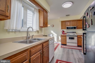 1810 Creek View Dr, New Cumberland, PA 17070 - photo 2