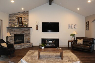 Huge Living Room , Vaults, Fireplace