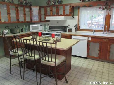 Kitchen. CENTER ISLAND BREAKFAST BAR....QUARTZ COU