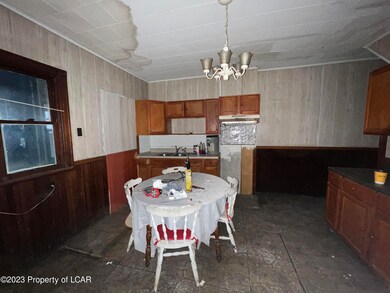 586 Lincoln St, Hazleton, PA 18201 - photo 3