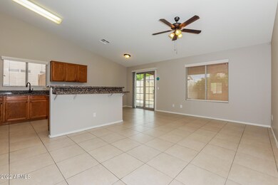 004-photo-dining-room-11443357