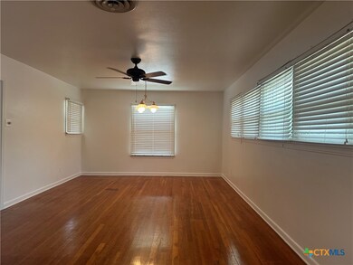 703 E Cedar St, Seguin, TX 78155 - photo 2