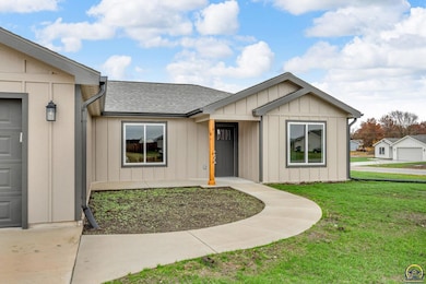 304 Clay Ave, Carbondale, KS 66414 - photo 2