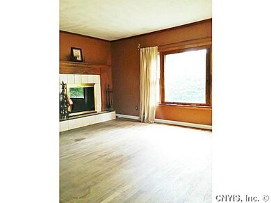 Living Room. Fireplace with blower to keep you toa