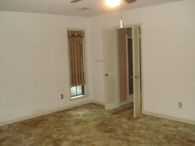 Huge masterbedroom. Large enough for a king bedroo
