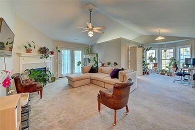 4300 Westchester Dr NE unit D, Cedar Rapids, IA 52402 - photo 3