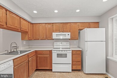 6024 Rowanberry Dr, Elkridge, MD 21075 - photo 3