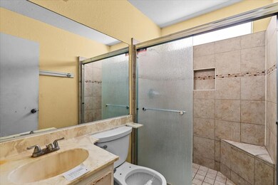 048-436390- bathroom (1)
