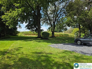 3074 Mauch Chunk Rd, Allentown, PA 18104 - photo 4