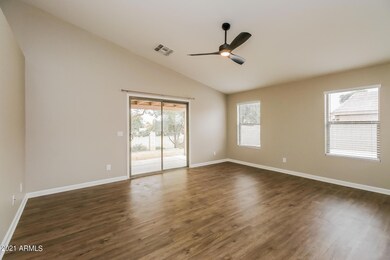 005-photo-family-room-10064494