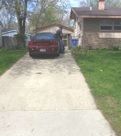 124 Siesta Rd, Carpentersville, IL 60110 - photo 2