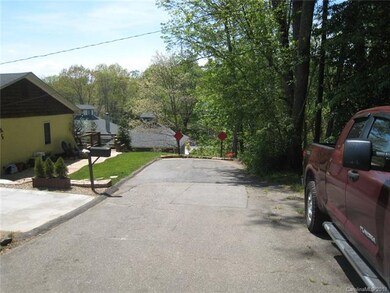 Quiet dead-end street.