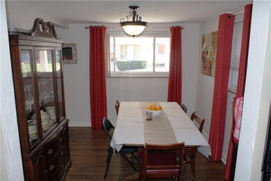 Another sun-drenched room, the dining room has two