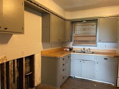 1305 Lynn St, Bonham, TX 75418 - photo 7