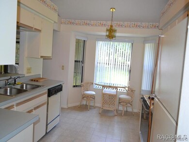 Kitchen with eat-in-area