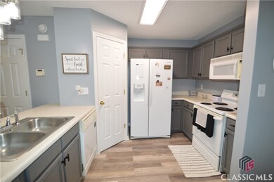 Efficient and immaculate Kitchen freshly updated h