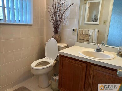 9 Chamberlain Ct, Old Bridge, NJ 08857 - photo 4