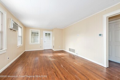 Livingroom towards sunroom