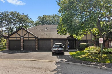 850 Sheldon Ct unit D, Wheaton, IL 60189 - photo 2