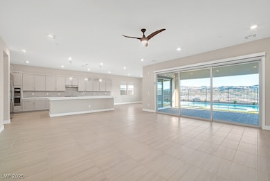 Open concept floorplan with 3 panel slider overloo