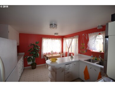 611 W 8th St, the Dalles, OR 97058 - photo 3