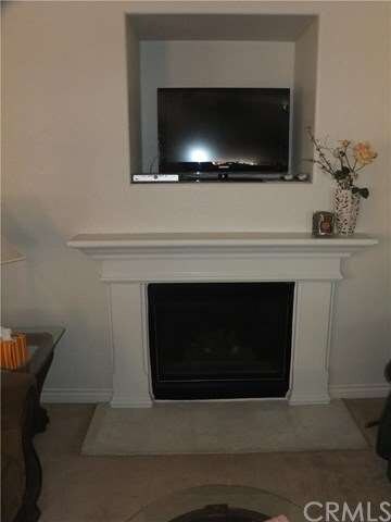 NICE FIREPLACE IN LIVING ROOM FOR THOSE COLD COZY 