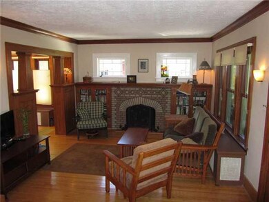 Living Room INCREDIBLE GUMWOOD TRIM, CHARACTER & C