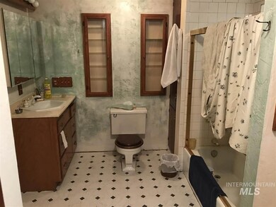 701 W Oregon Ave, Homedale, ID 83628 - photo 7