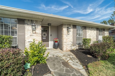 1905 Winding Creek Dr, Pearland, TX 77581 - photo 3