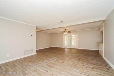 002-photo-living-room-13632970