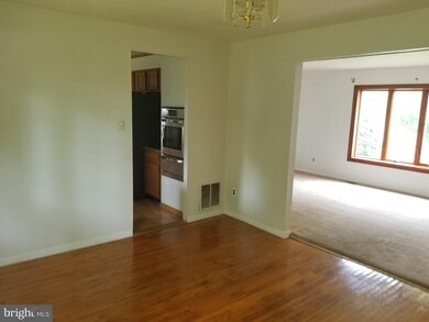 404 Jamestown Rd, Beverly, NJ 08010 - photo 3
