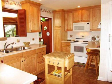 Kitchen. Beautiful new maple kitchen with ceramic 
