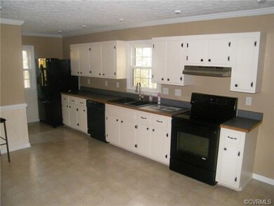 VERY NICE EAT IN KITCHEN, NEWER APPLIANCES, SAMSUN