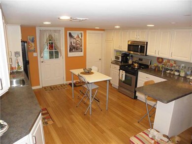Kitchen. Awesome Eat-in Kitchen w/ Breakfast Count