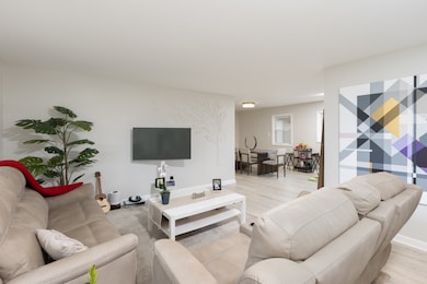 785 Woodlawn St, Hoffman Estates, IL 60169 - photo 4