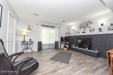 2001 Oakleaf Dr, Schenectady, NY 12303 - photo 4