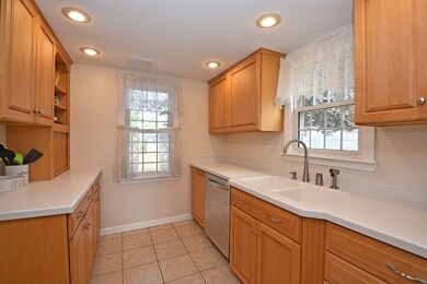 8 Mayflower Cir, Worcester, MA 01606 - photo 5