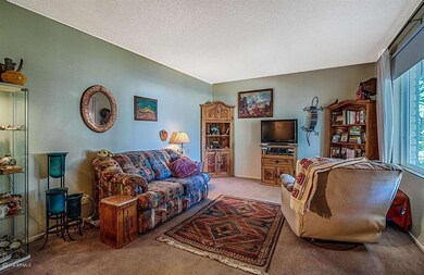 819 E Jasmine LR 2[1]