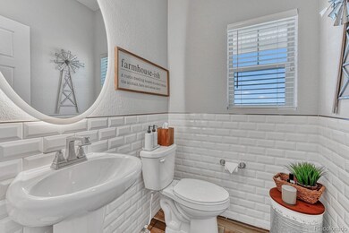 Powder bath with tile