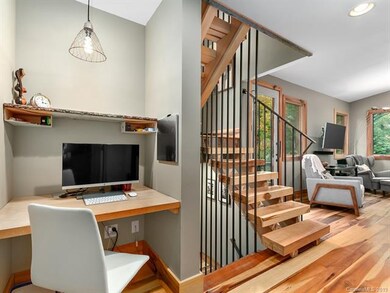 Main level office nook