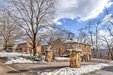 169 Woodshire Dr, Pittsburgh, PA 15215 - photo 3