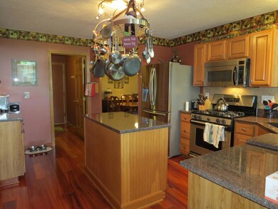 Kitchen w/island