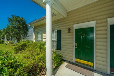 3249QueensGateWay004