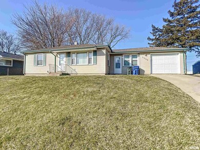 4426 N Pine St, Davenport, IA 52806 - photo 2