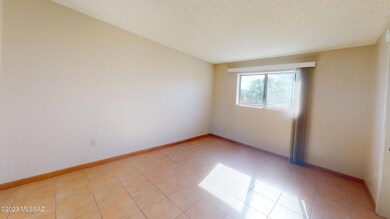 360-E-Calle-Herboso-Unfurnished-4